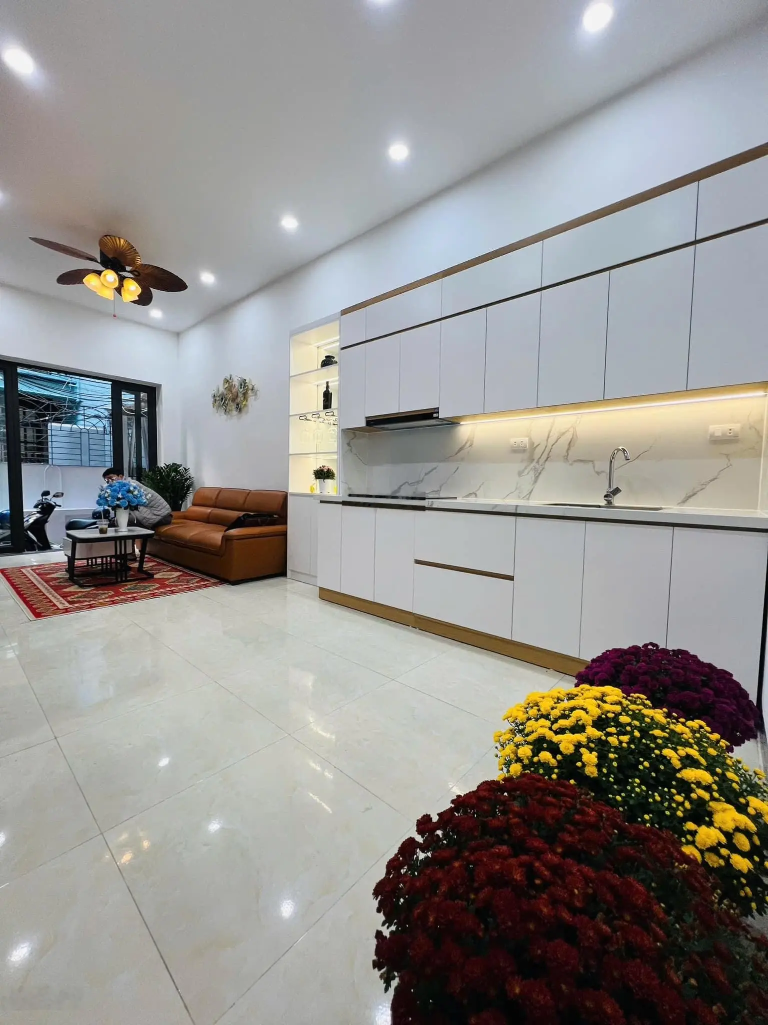 Nhà đẹp Cầu Giấy. Mặt ngõ nông, cách mặt phố 30m. Nhà dân xây, đẹp chắc chắn. Tặng full nội thất.