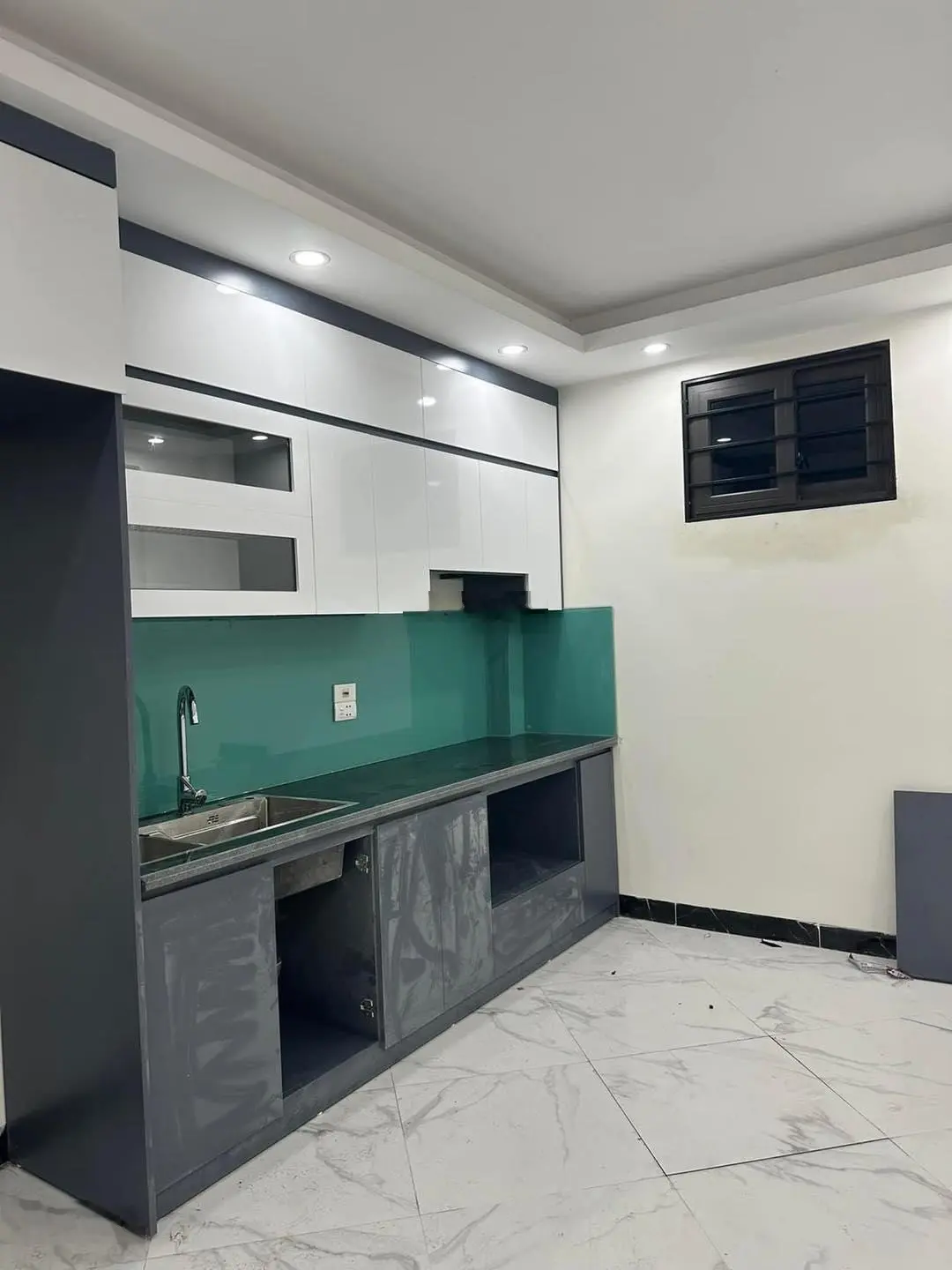 Nhà 4 tầng ngõ thông, ô tô chạy qua nhà, cách 20m ra hồ điều hòa thoáng mát - 40m2 - giá chỉ 2.4xtỉ