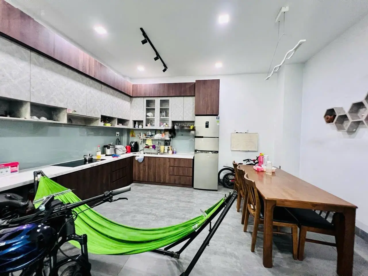 Nhà thiết kế hiện đại XD Kiên cố 1T2L + sân thượng Đ. Cây Keo p. Tam Phú gồm 3PN 3WC + sân đậu oto