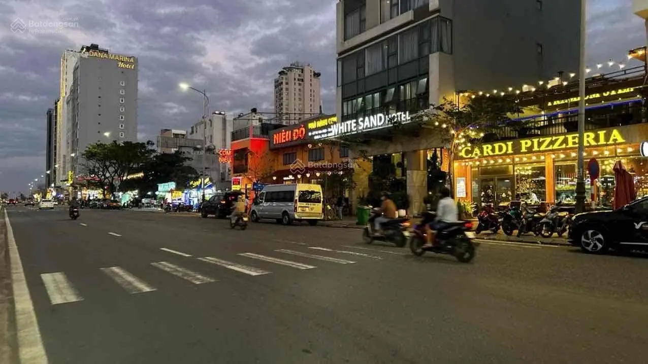 Siêu cực phẩm hot bán nhà mặt tiền đường hồ nghinh trục đường 15m vị trí đẹp nhất cách biển 200m