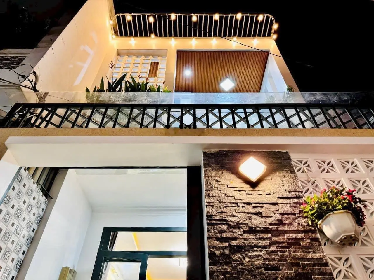 Cực hiếm! Nhà 35m2 Lý Chính Thắng, P8, Q3. Xây 2 tầng, giá 1 tỷ900 sổ hồng riêng