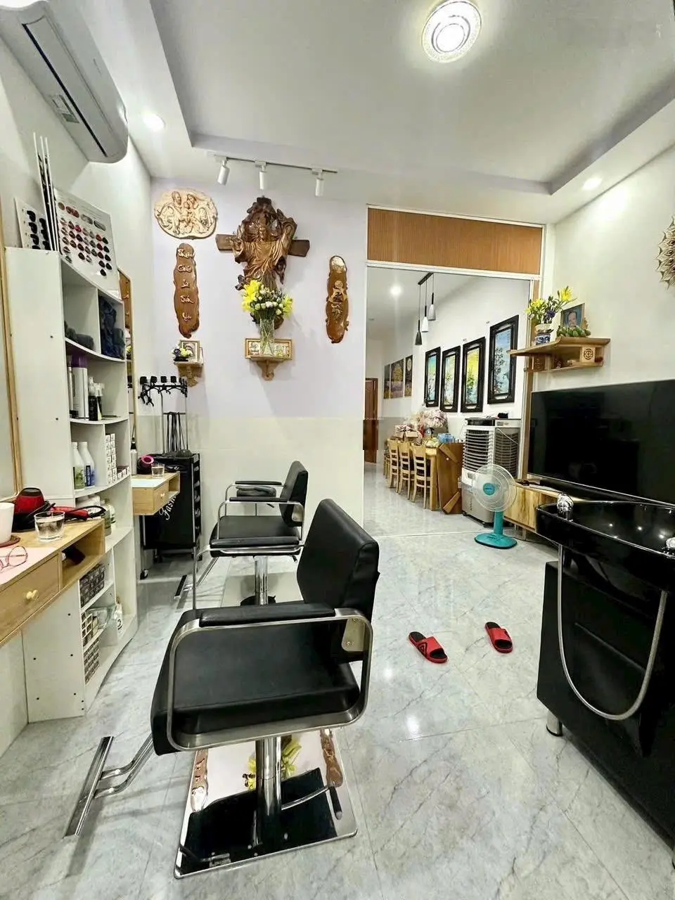 Cần bán căn nhà vườn mái thái sổ riêng ngay ngã tư Nguyễn Khuyến giá rẻ 8x17m. Nhà mới bao đẹp
