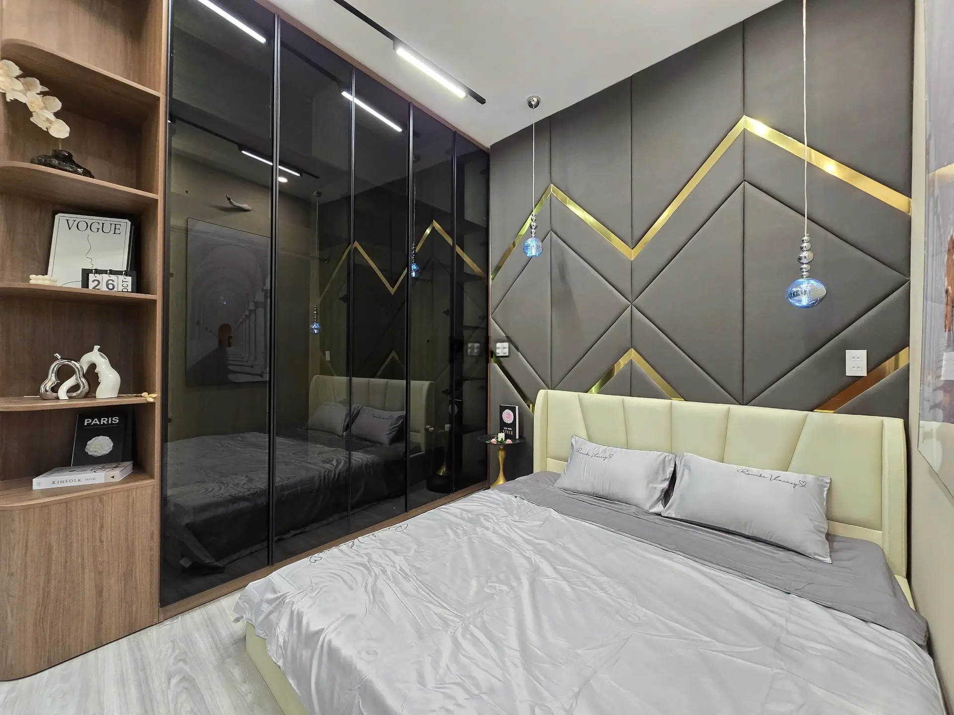 Bán gấp siêu phẩm nhà phố 5PN, tặng full nội thất, vị trí đẹp, đang cho thuê 22tr/tháng