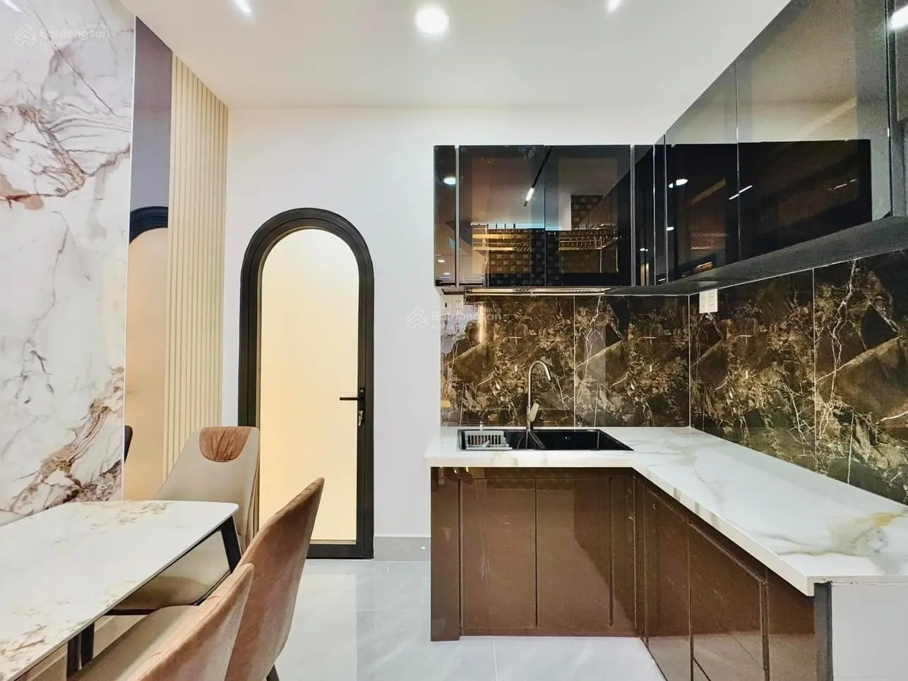 Nhà đẹp ngay trung tâm chỉ 3.65 TỶ, MT Lê Hồng Phong, phường 10, Quận 10, 3PN - 3WC, sổ hoàn công