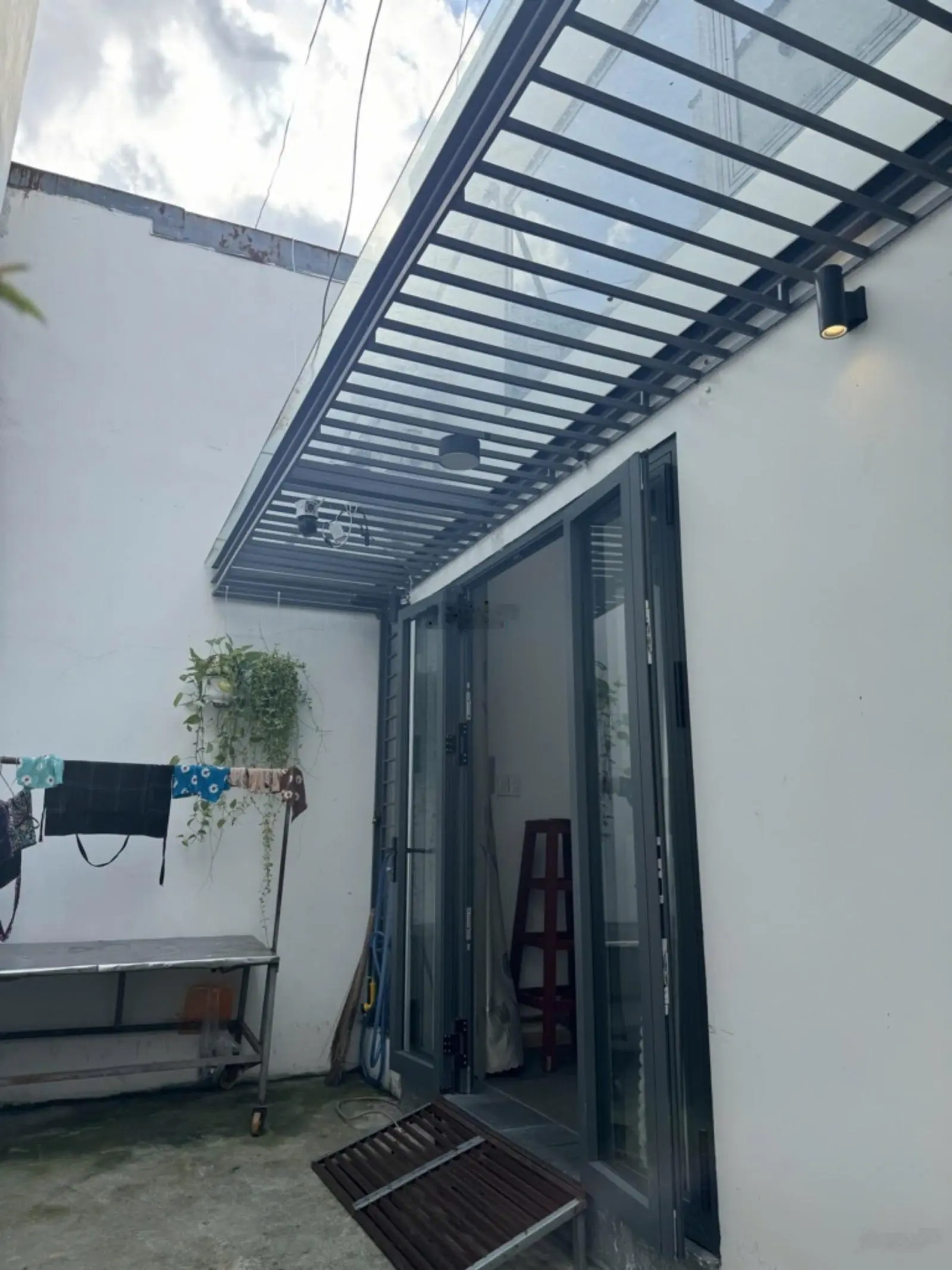 Nhà bán mới sửa sang đẹp đầy đủ công năng cho GĐ ở 3PN, vị trí sát bên Bình Thạnh