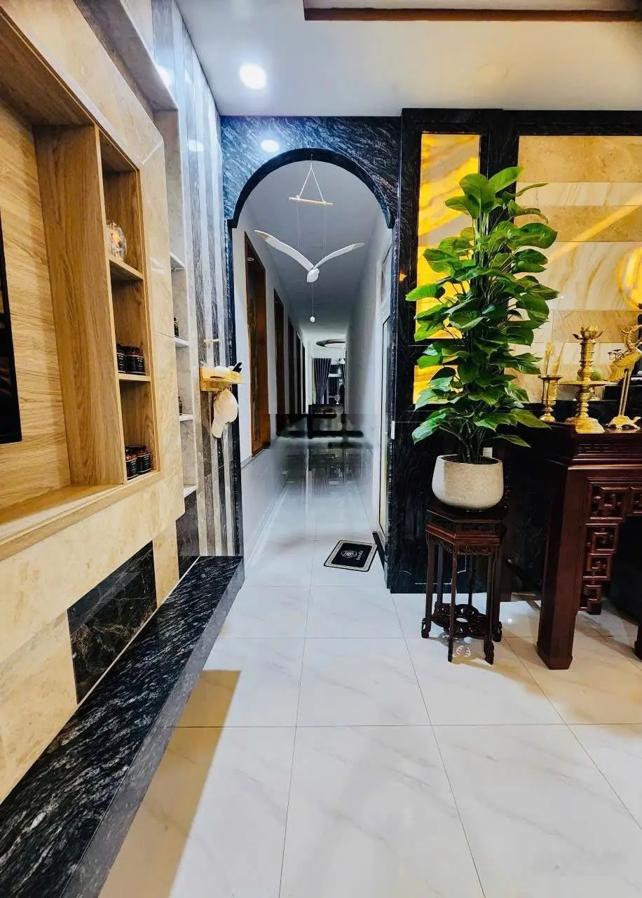 Bán căn nhà trung tâm Phước Đồng, Nha Trang. DT 110mv ngang 5m ô tô đậu trước nhà