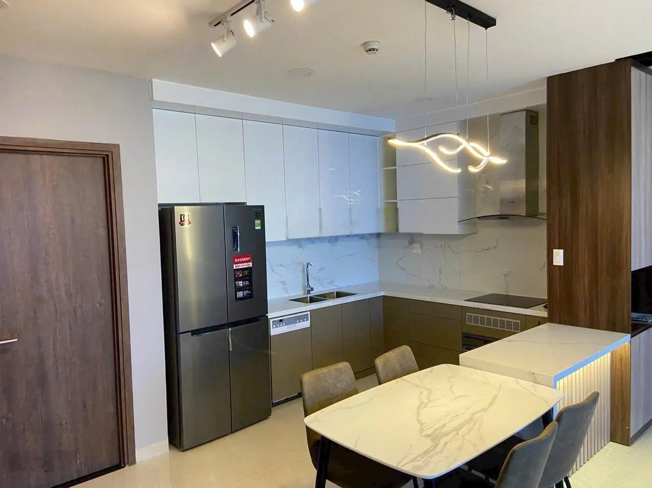 Gia đình cần bán CH Central Plaza 65m2, 2PN, căn góc, SH vĩnh viễn. Giá thật nhà thât: 4.05 tỷ TL