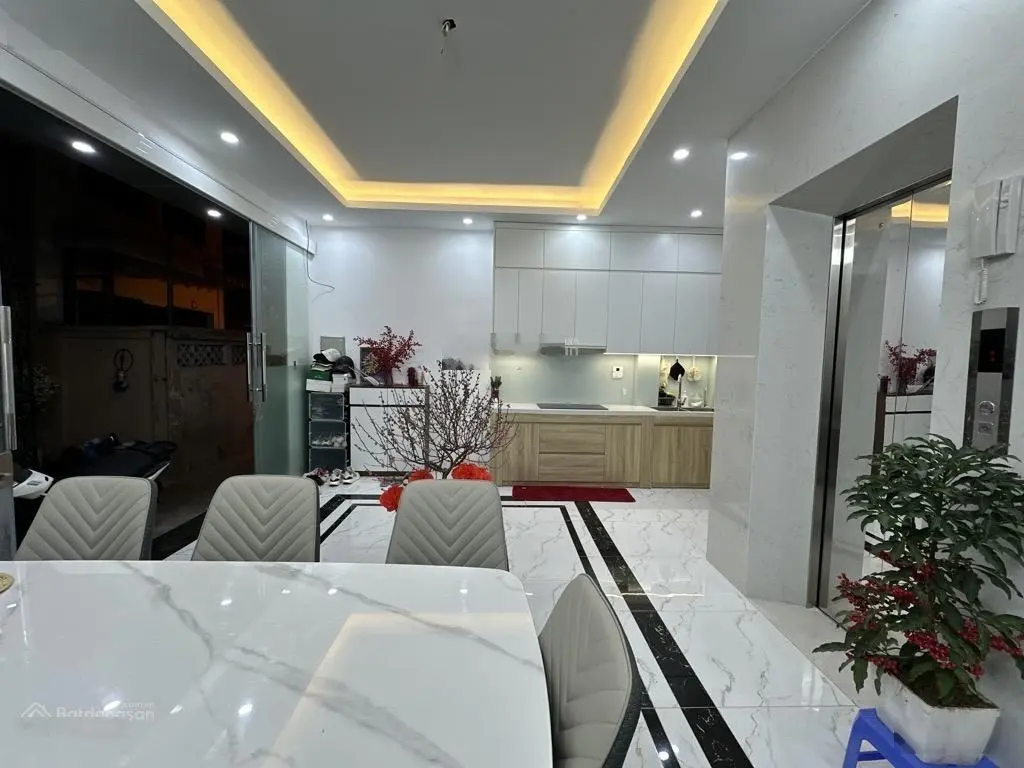 Bán Nhà Minh Khai HBT, 5 tầng thang máy,ngõ thẳng tắp, cách phố đúng 40M.