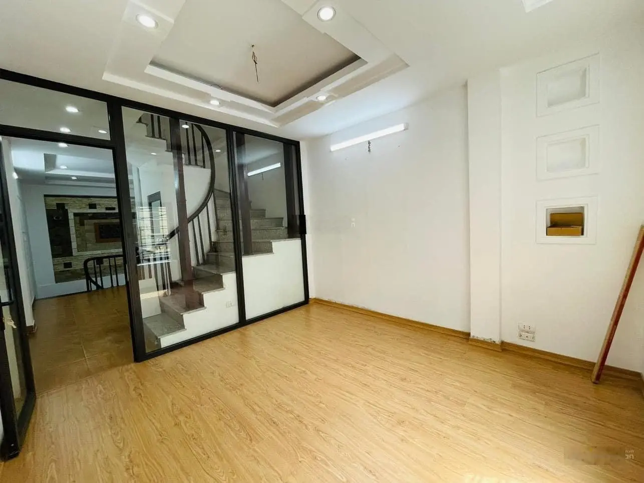 Ô tô vào nhà, Lạc Long Quân - Tây Hồ 41m2 - MT 3.6m - giá 8.27 tỷ (thương lượng)