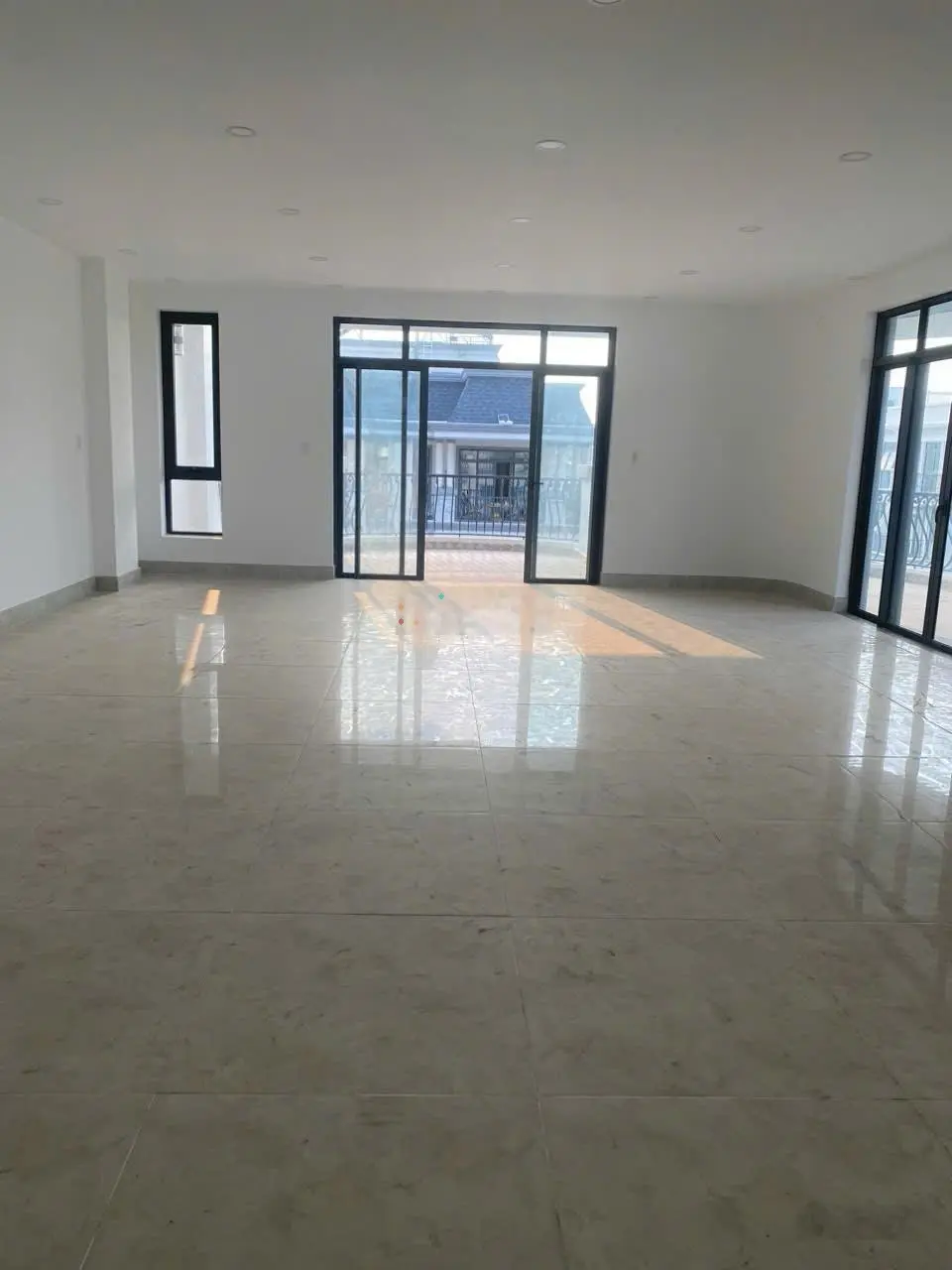 Cần bán gấp - Căn góc 2 mặt thoáng - Vị trí đắc địa - 13x22m - Nhà hoàn thiện - Đã có sẵn sổ hồng