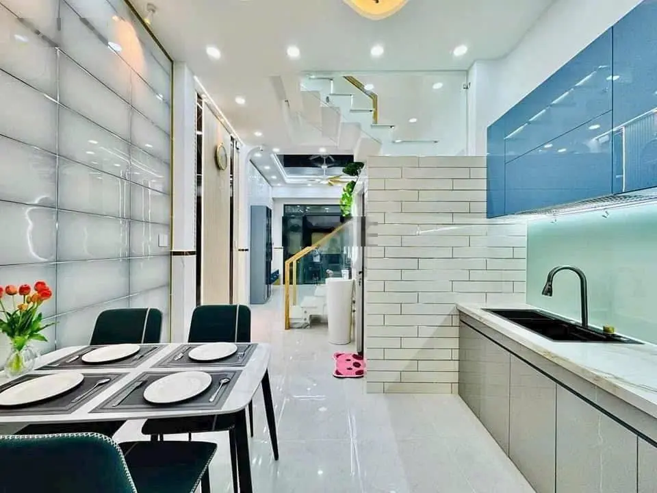 Giá 6 tỷ 750. nhà vip lý quang phức, q1. hẻm oto. nhà mới keng vào ở liền. lh: 0347.153.456