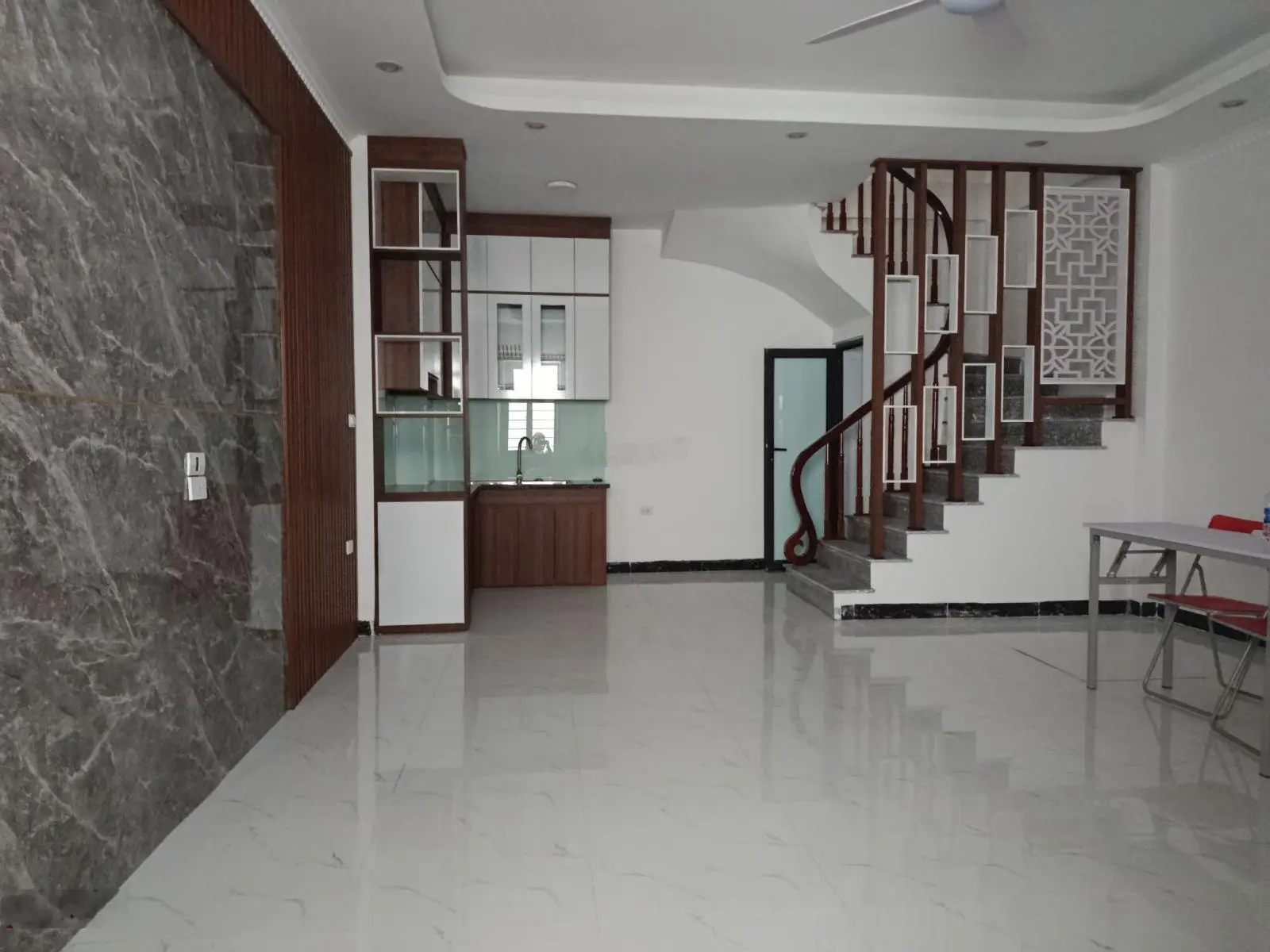 Bán nhà gần cầu Vĩnh Tuy Long Biên- 40m-5 tầng -4 ngủ- giá còn thương lượng