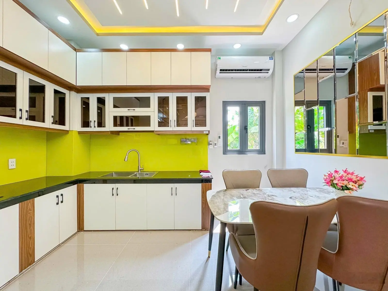 Bán nhà sổ riêng 60m2 hoàn công 3 tầng đầy đủ nói thất gần quận 7 chỉ 300m