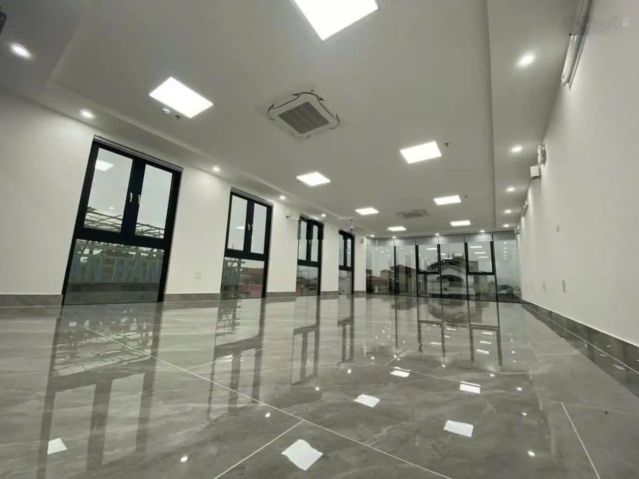 Siêu vip, bán tòa nhà mặt phố Quận Cầu Giấy, 300m2, 9 tầng, thang máy, mới xây, dòng tiền