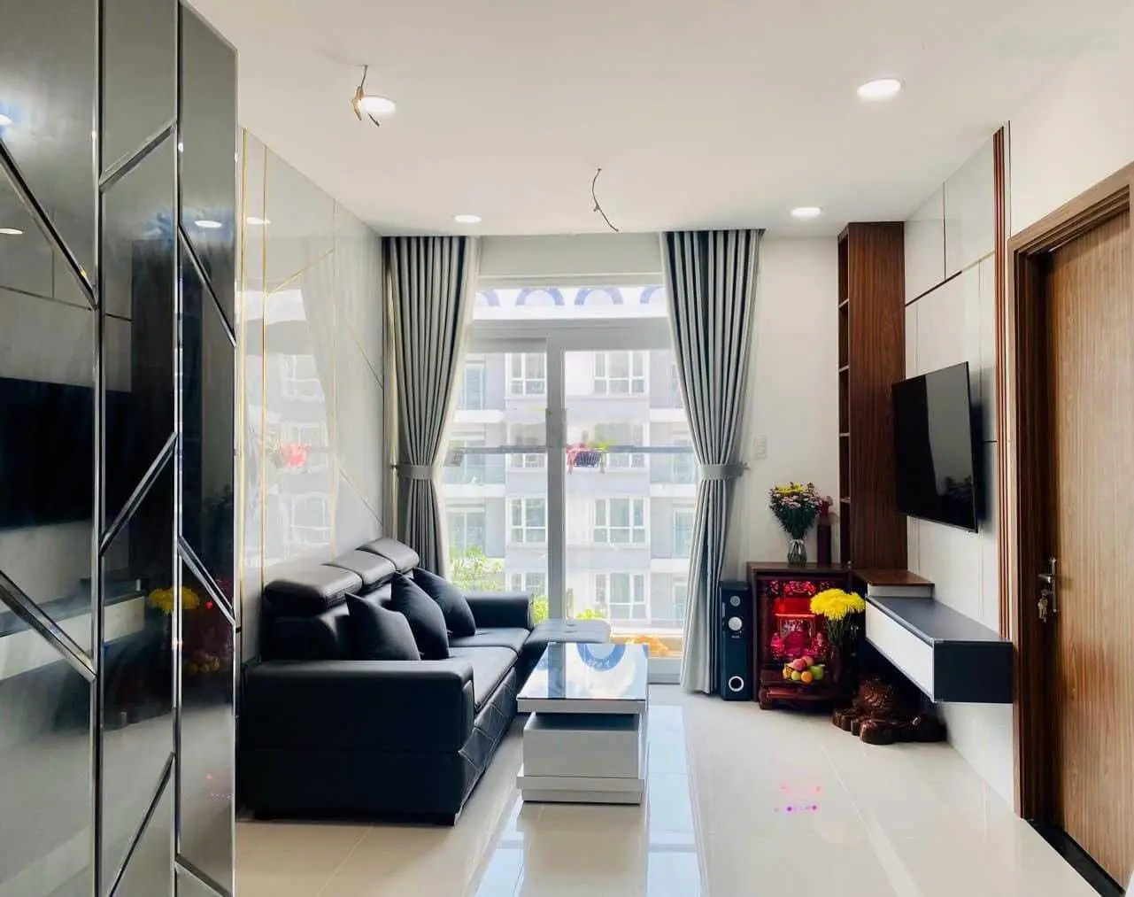 Cần bán gấp căn 54m2 2PN 1WC nội thất đầy đủ giá 2,28 tỷ, view ngắm pháo bông