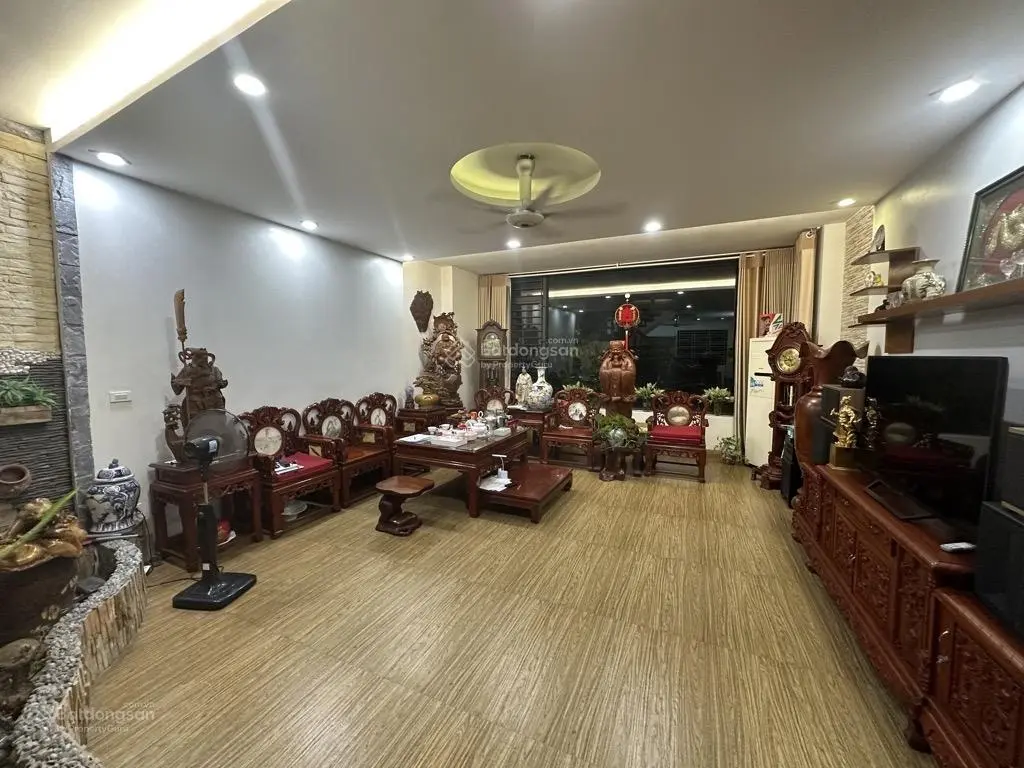 Chính chủ cần bán gấp nhà 3 tầng phố việt Hưng DT 95m2, MT 6m, gần sát đường Trần Hưng đạo