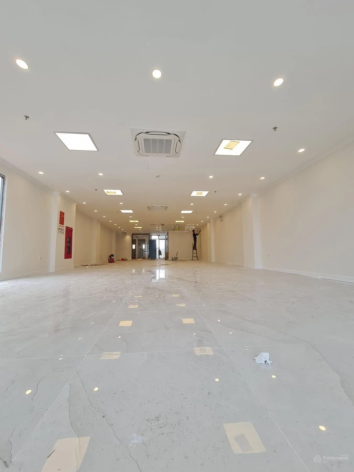 Bán toà nhà văn phòng mặt phố Hoàng Văn Thái. Nhà mới nội thất xịn, vỉa hè rộng kinh doanh vip