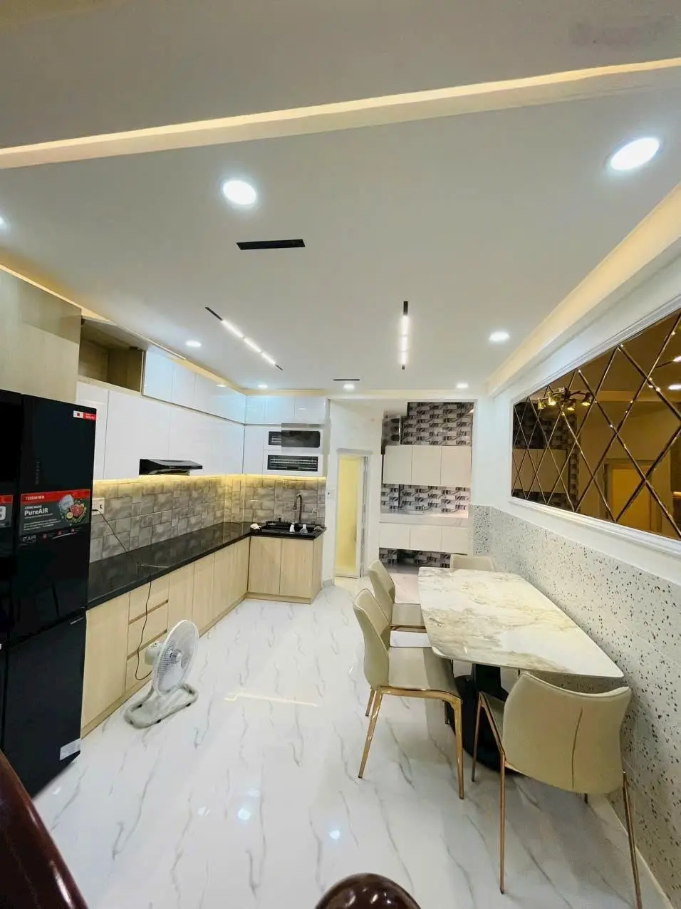 Nhà cạnh Phú Mỹ Hưng Quận 7 gần 80m2 5 tầng 8 tỷ nhỉnh full nội thất cho thuê 35tr/tháng
