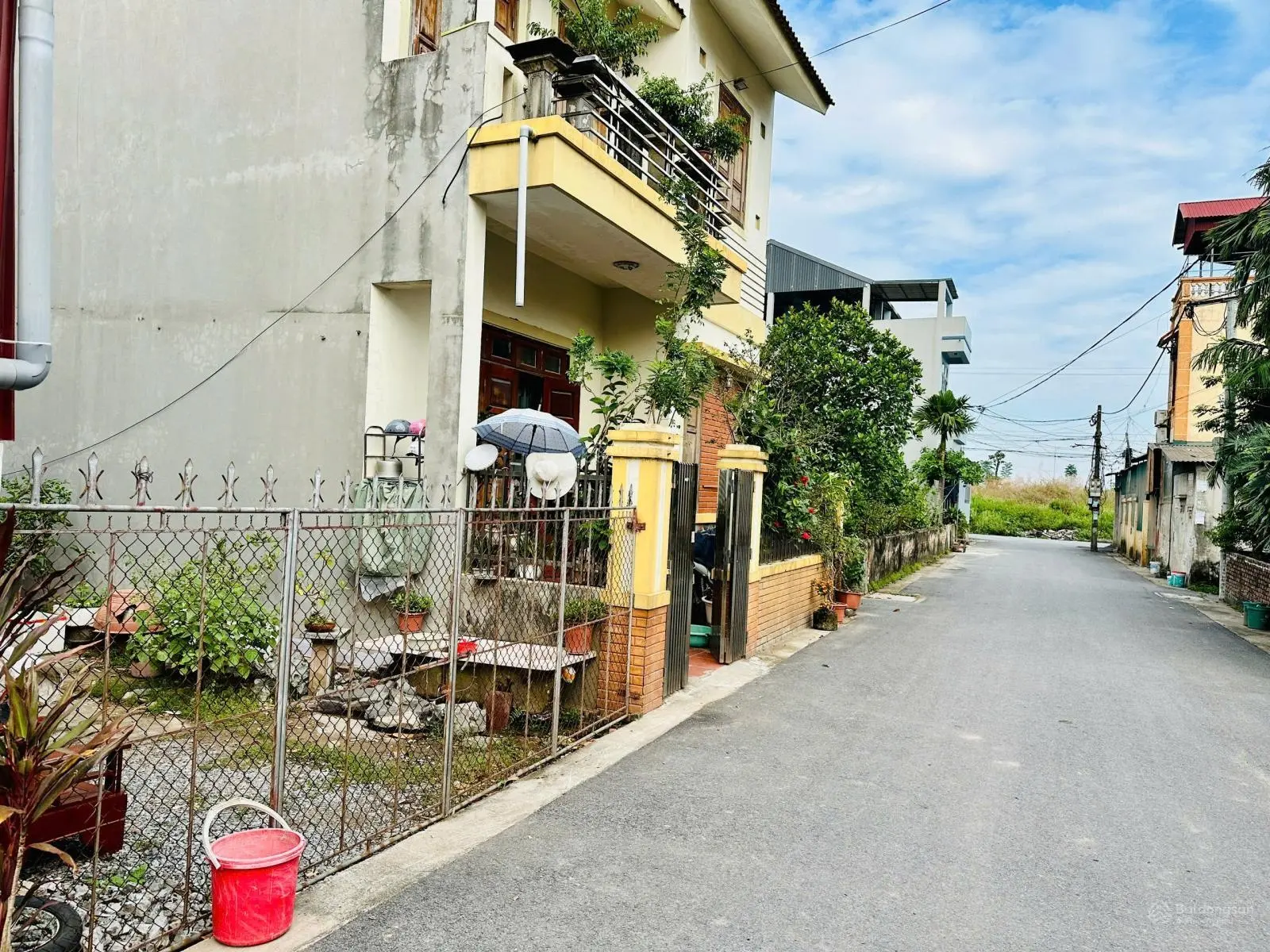Diện tích: 55,9m - Mặt tiền 4,3m - Đường 3 ô tô tránh nhau. cách Ecopark và Vin2&3 chỉ 2km.
