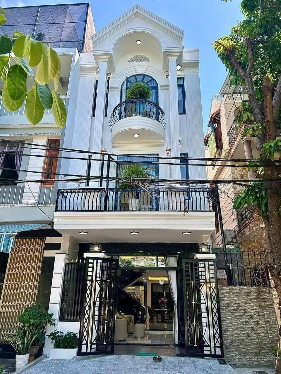 Nhà đẹp Đà Nẵng - Bán gấp nhà 3 tầng Tân Cổ Điển, thông biển, full nội thất nhà mới xây LH 09378943