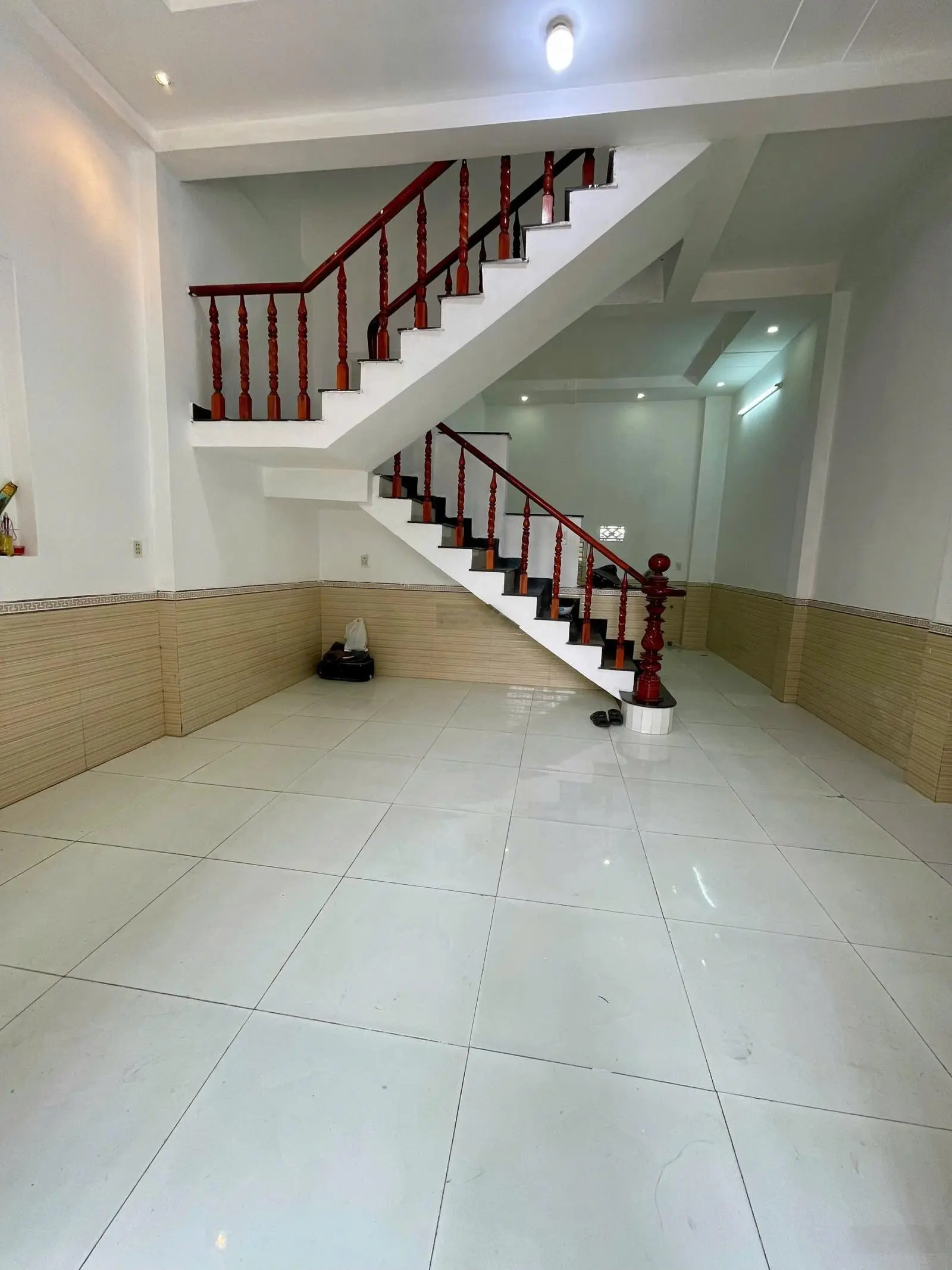 Bán nhà trệt lầu giá rẻ đường Lê Thị Trunggần ngã tư Bình Chuẩn, Thuận An
