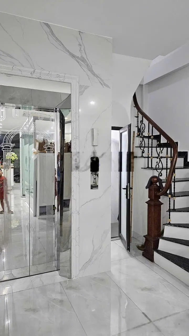 Bán Nhà Minh Khai, hai Bà Trưng . DT 52m2 6T Mặt tiền 4m. giá: 18.7 tỷ. LH :0383 426 ***