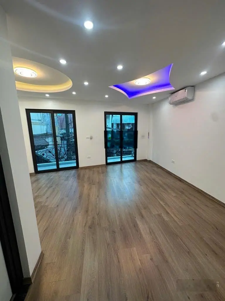 Bán nhà riêng 5 tầng Ngõ 255 Lĩnh Nam, giá 5,85 tỷ, 38m2, 3 phòng ngủ, 4 vệ sinh, oto đỗ gần nhà