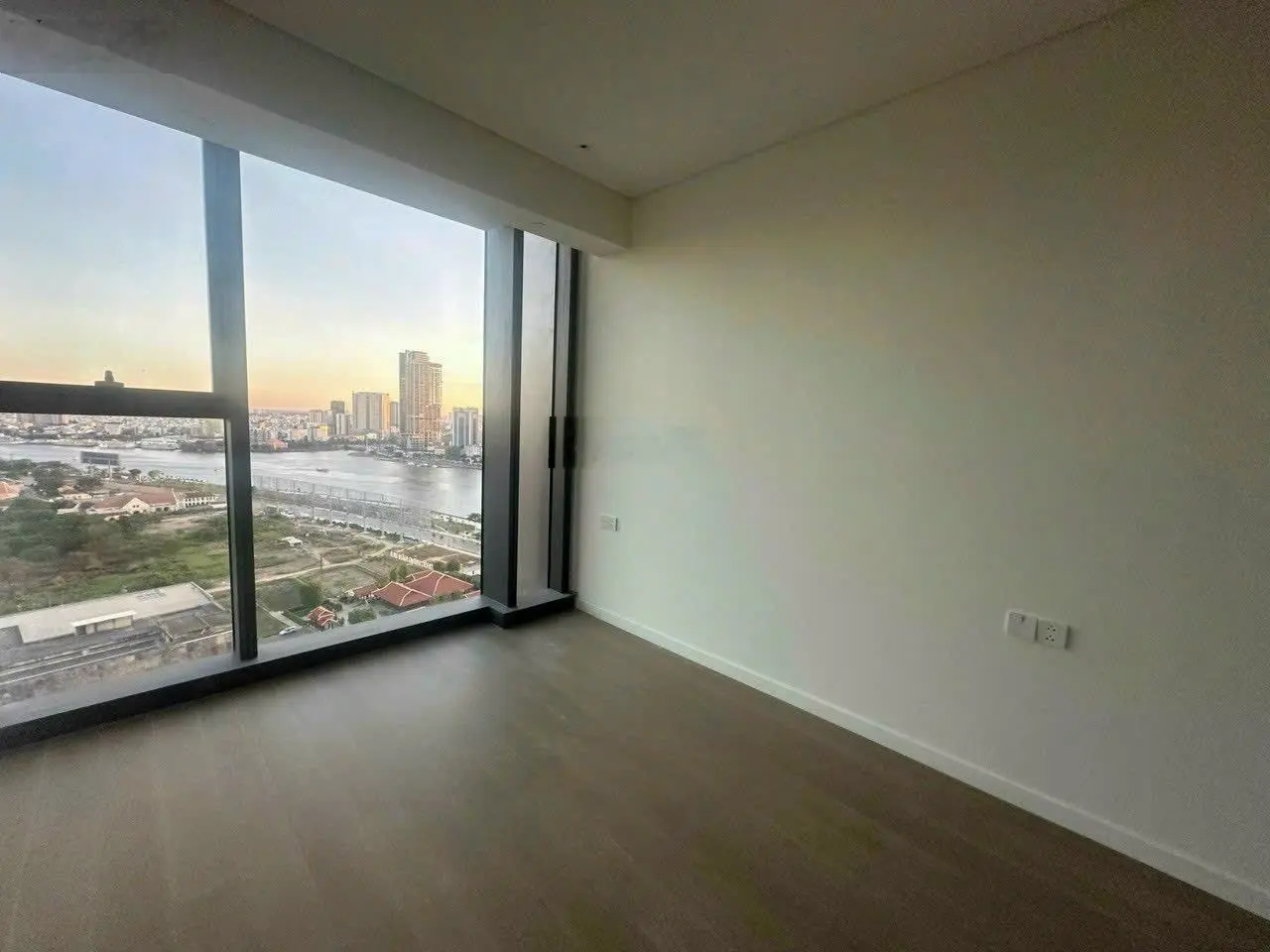 Chính chủ bán căn 2 phòng ngủ tầng cao trục A09 view sông, quận 1 vĩnh viễn không bị che chắn