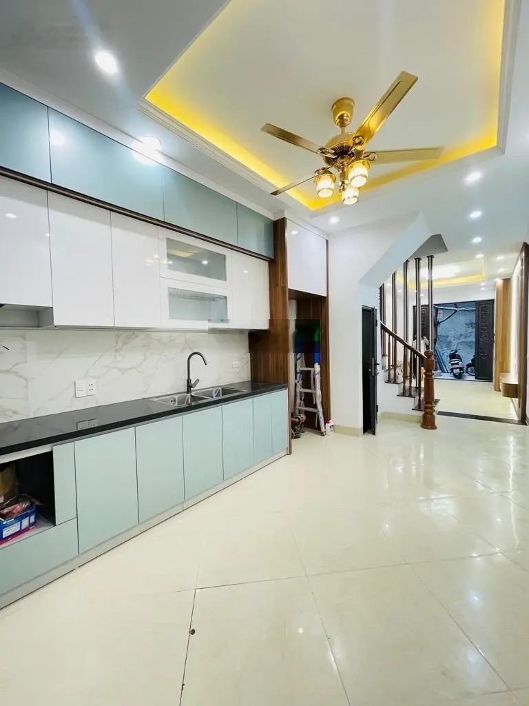 Bán nhà Trần Quốc Hoàn, 42m2, 5 tầng, phân lô, vỉa hè, ôtô tránh, 13,4 tỷ