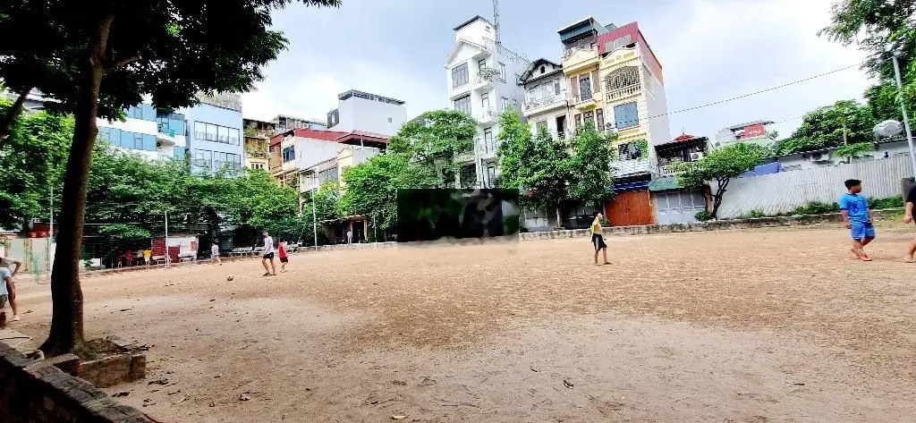 BÁN NHÀ QUẬN HAI BÀ TRƯNG, CHỦ THIỆN CHÍ BÁN, GẦN SÂN BÓNG, VUI CHƠI