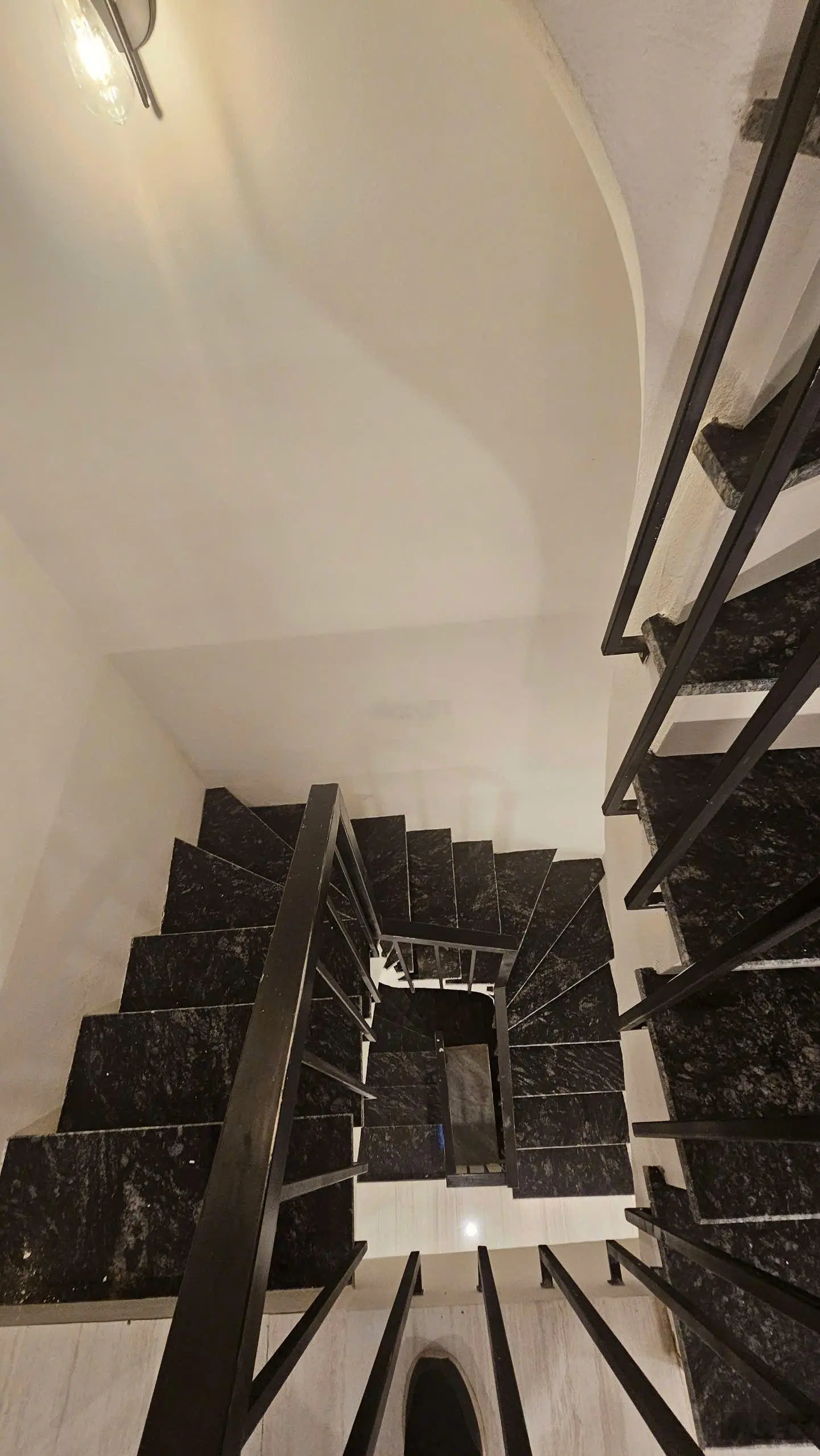 Nhà đẹp phân lô hai mặt tiền phố Phạm Văn Đồng, 15m ra phố. Ngõ rộng ba gác.