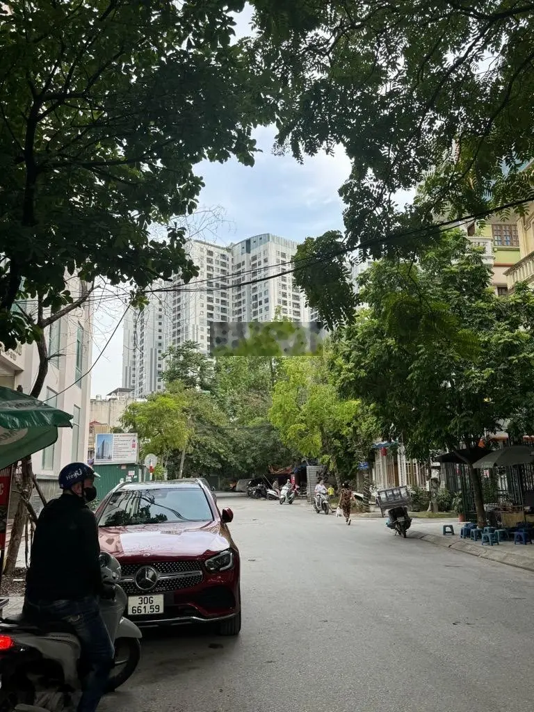 Phân lô lạc trung- ô tô tránh - ngõ thông - vừa ở vừa làm làm văn phòng - có ô thoáng lắp thang máy