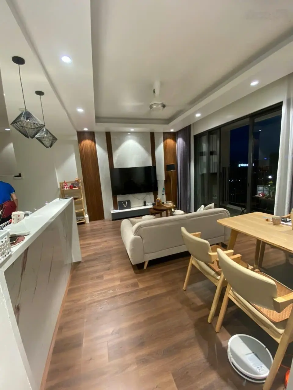(Chỉ 8,3 tỷ). Bán 3PN 2WC full đồ tầng trung view thoáng sổ đỏ lâu dài chung cư Vinhomes D'Capitale
