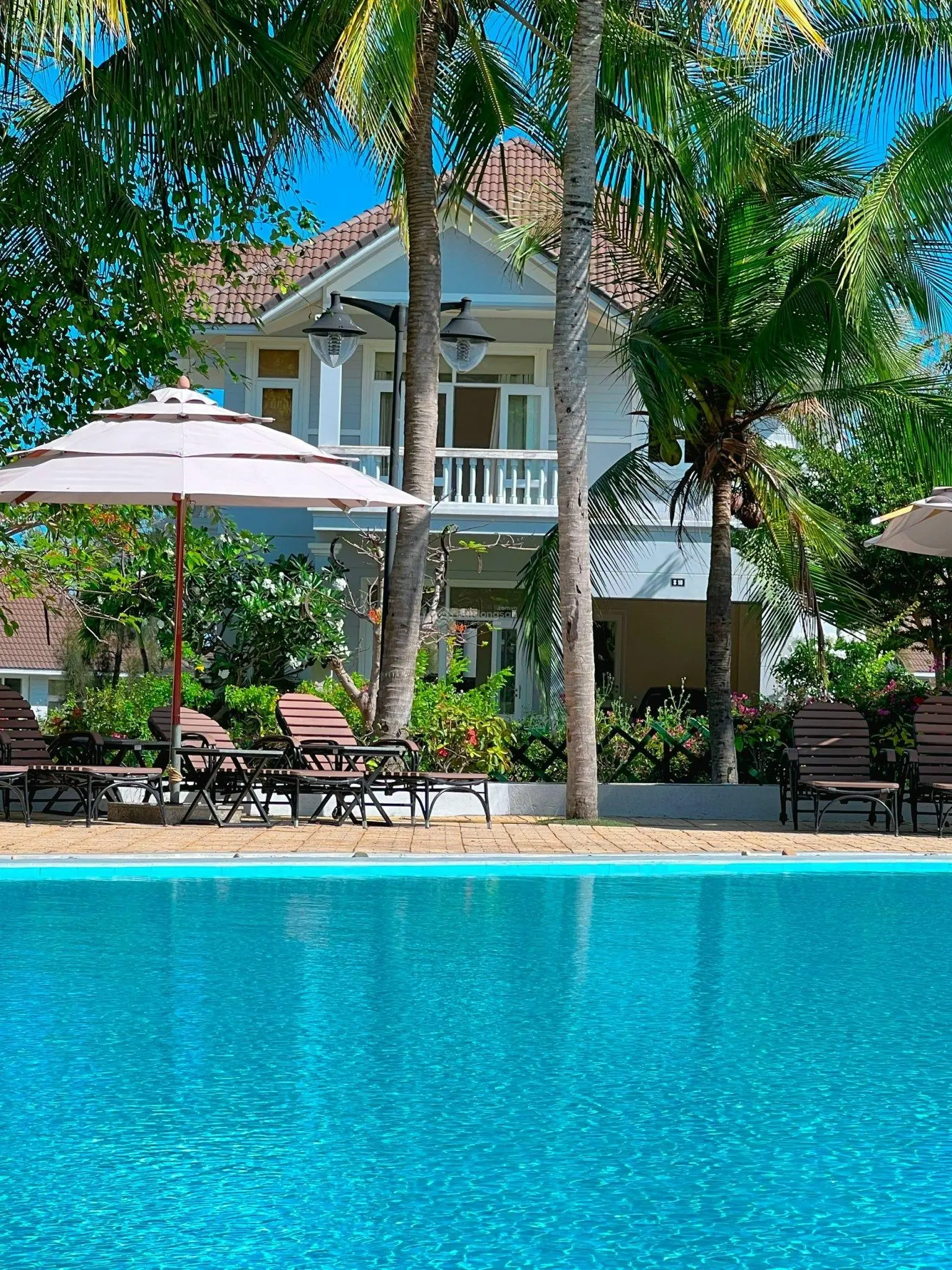 Bán villa mặt tiền biển Mũi Né Phan Thiết DT: 16x25m xây dựng 1 lầu cách biển 20m sổ hồng lâu dài