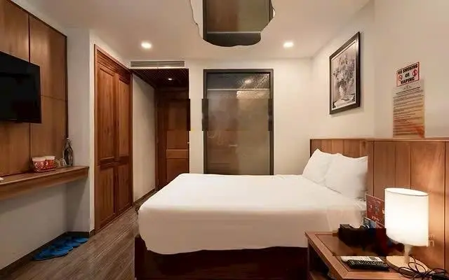 Khách sạn đẹp hẻm ô tô đường Nguyễn Thị Minh Khai, Tp Nha Trang (Gần Biển)