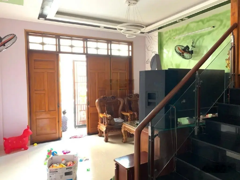 Bán nhà khu phân lô cao cấp cạnh chợ đầu mối Thủ Đức, 52m2, 3 tầng đẹp lộng lẫy, giá 4,5 tỷ đồng.