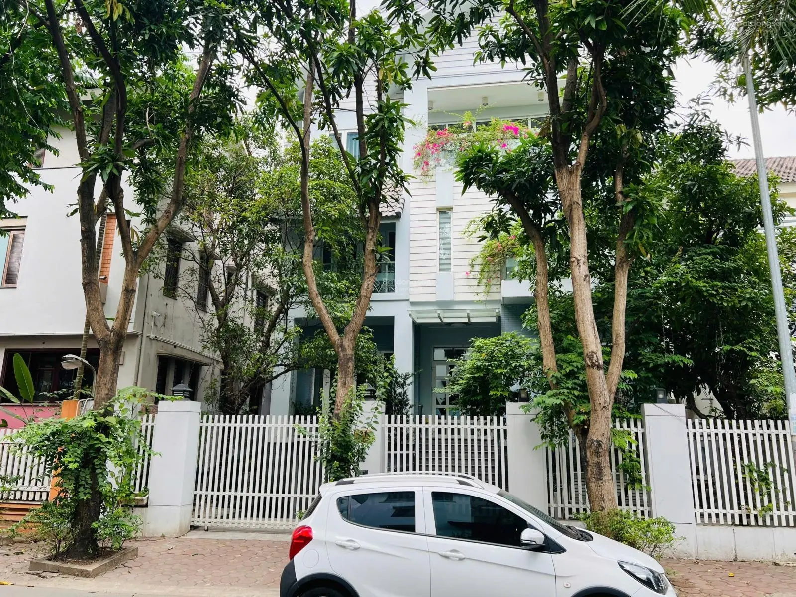 Chính chủ bán biệt thự Linh Đàm lô góc 614m2 - mặt tiền 50m, đường 30m vỉa hè kinh doanh giá 185tỷ