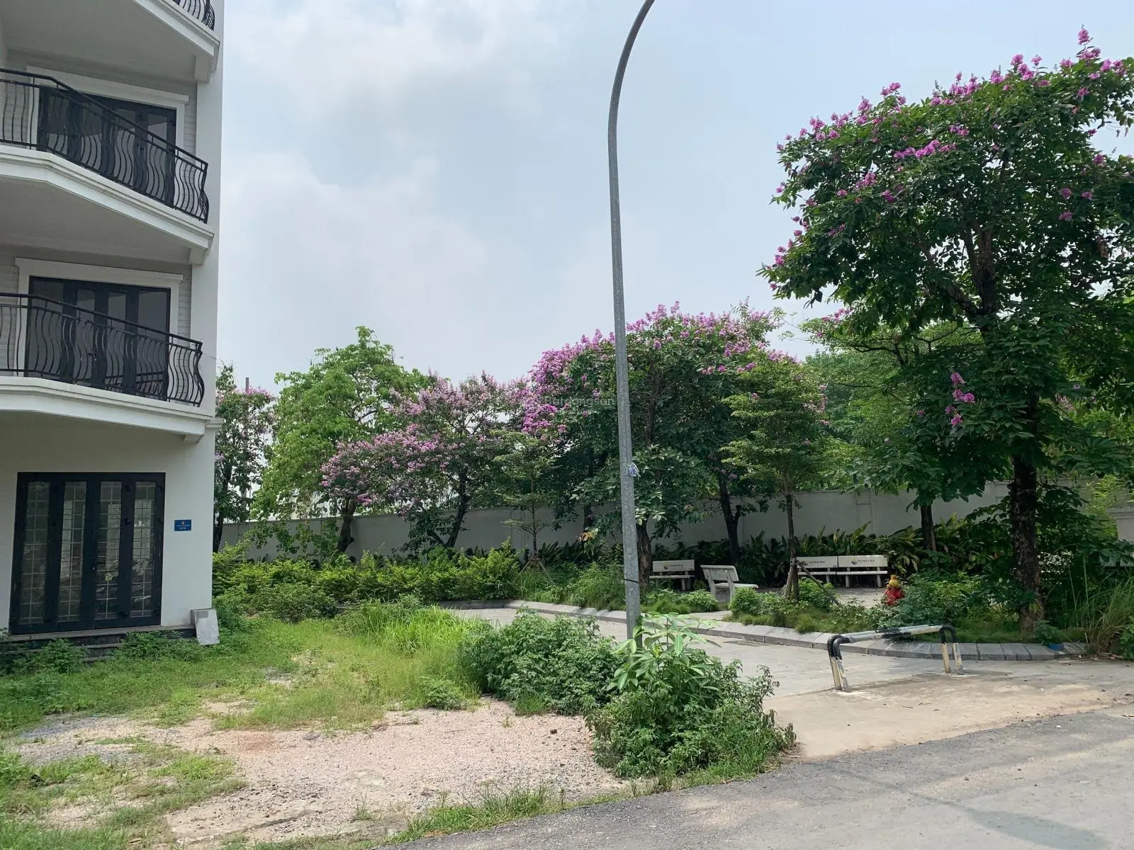 Chính chủ bán Shophose 3 mặt tiền view công viên Hateco Green Park dt 183m2, giá chưa đến 150tr/m2.
