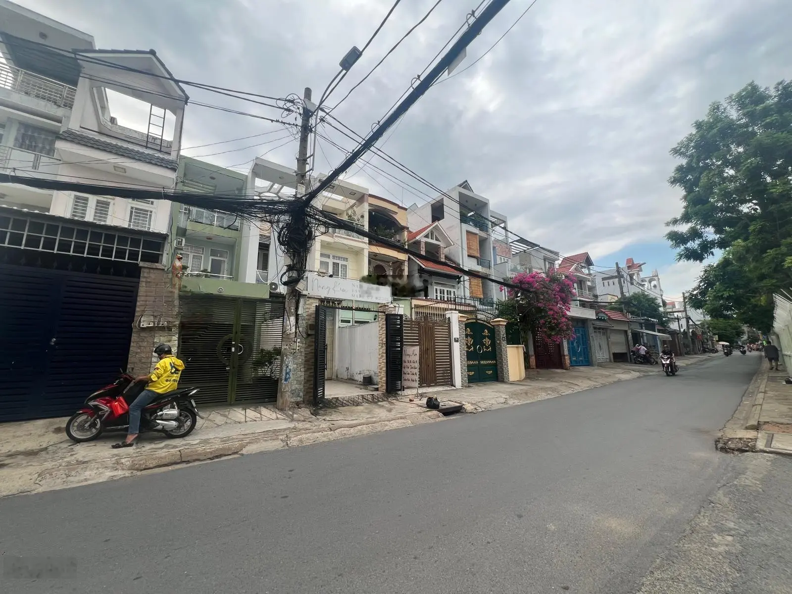 Bán Nhà MT ngay Đặng Văn Bi ( Trường Thọ ) - 2 tầng - nở hậu - SHR .