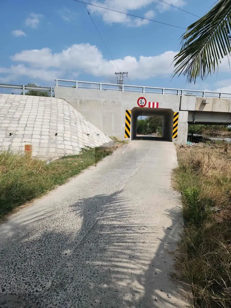đất 11x96 m. lên được thổ cư. nhà tôn. cây nước có sẵn