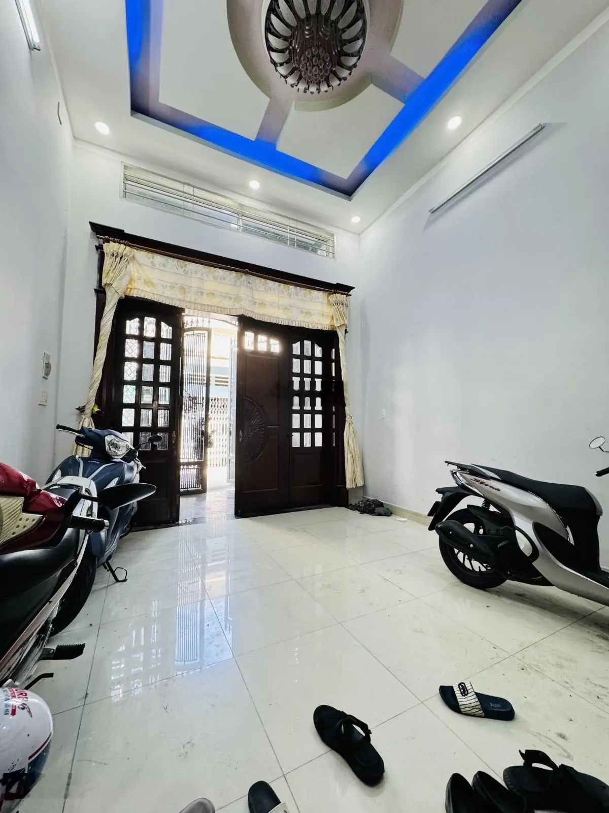 Nhà mới 4PN, 5WC, hẻm oto, thuận tiện mua ở, khu dân trí cao