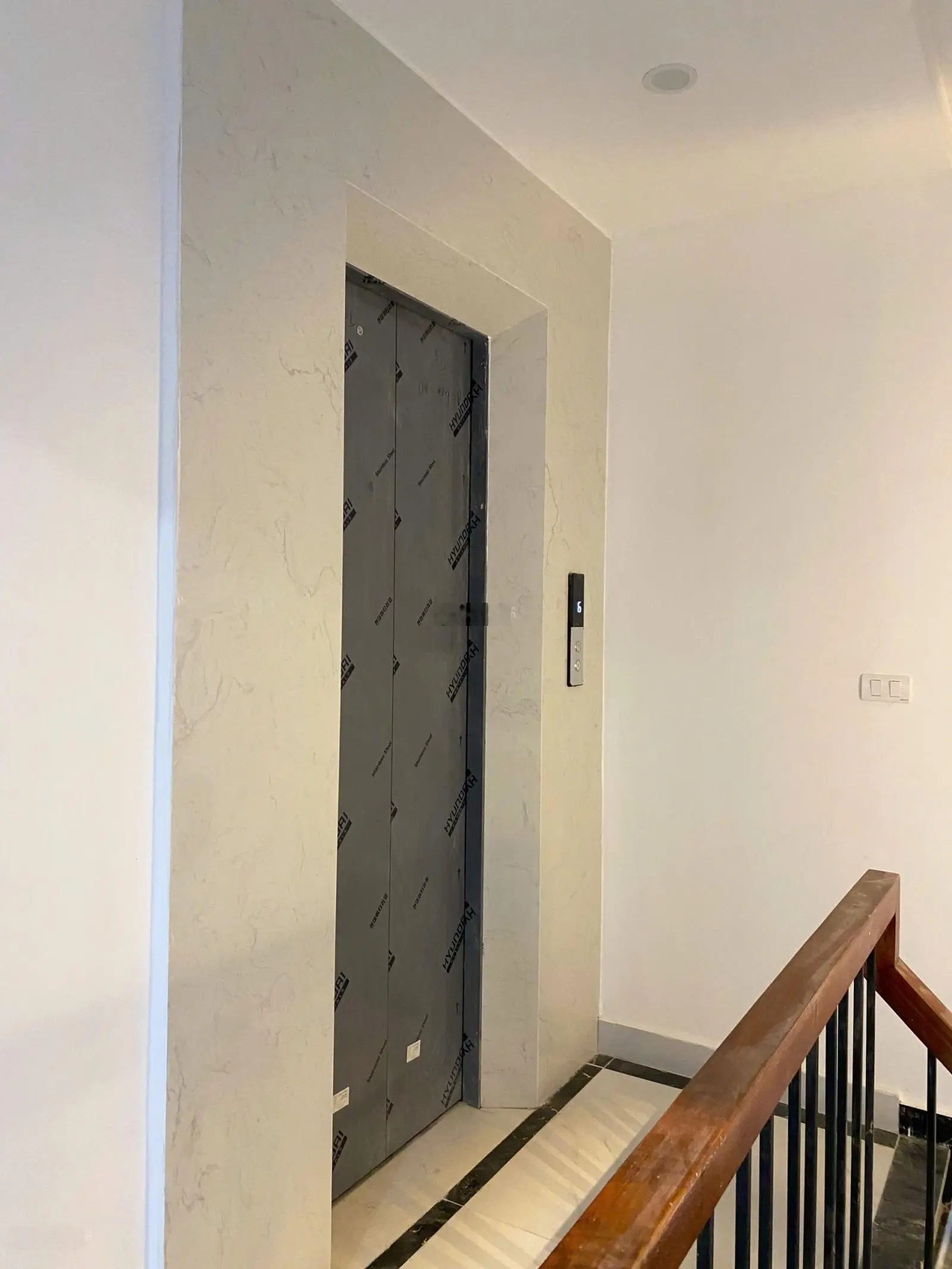Nhà mới đẹp ở ngay - thang máy - gần phố - nở hậu - full nội thất. nghĩa dũng
