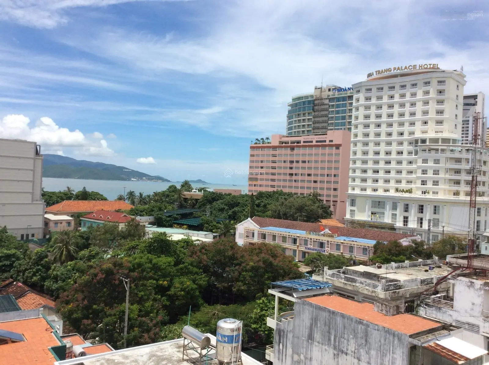 Bán toà nhà 7 tầng trung tâm tp nha trang sát biển hẻm oto quay đầu