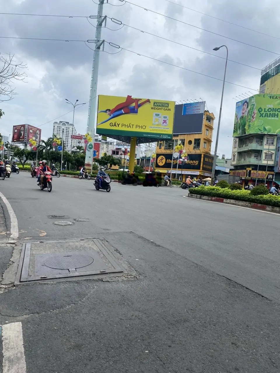 Bán nhà mặt tiền Lạc Long Quân,DT: 4 x 13m , giá chỉ 13,5 tỷ TL