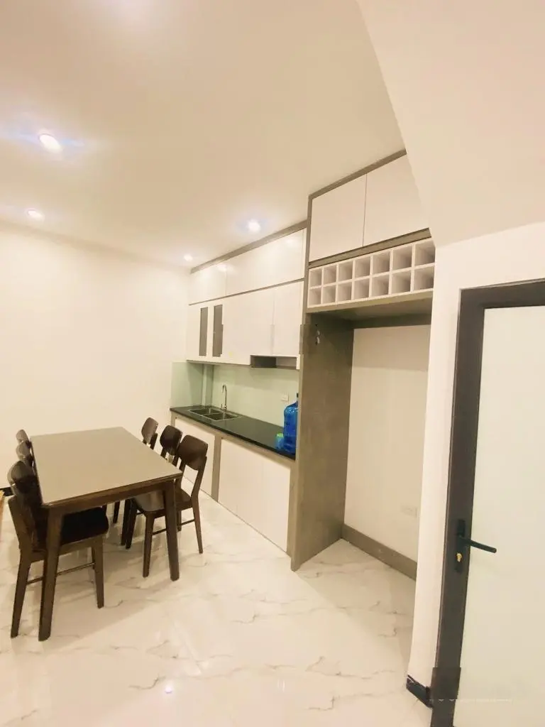 Bán nhà Phố Trạm, Long Biên full nội thất 45m2x5T giá nhỉnh 6tỷ(ô chờ thang máy)