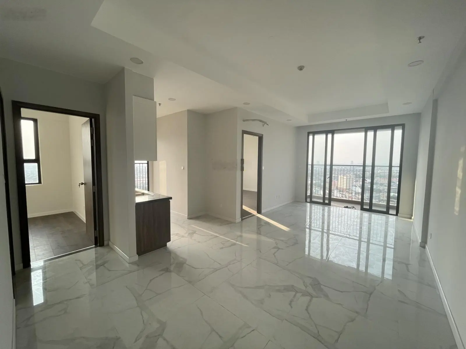 Bán căn hộ 2PN 85m2, căn góc siêu thoáng có 2 ban công, sổ hồng sẵn, nhà có rèm. Giá bán 3.063 tỷ
