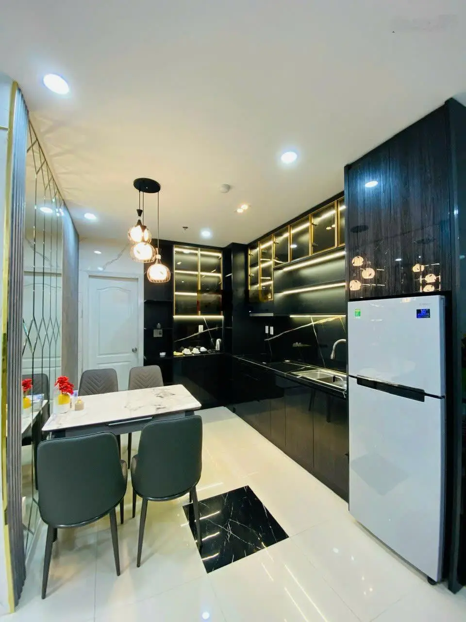 Chính chủ cần bán căn hộ sân vườn tâm huyết 140m2 Monarchy A, trung tâm Đà Nẵng, sổ đỏ có sẵn.