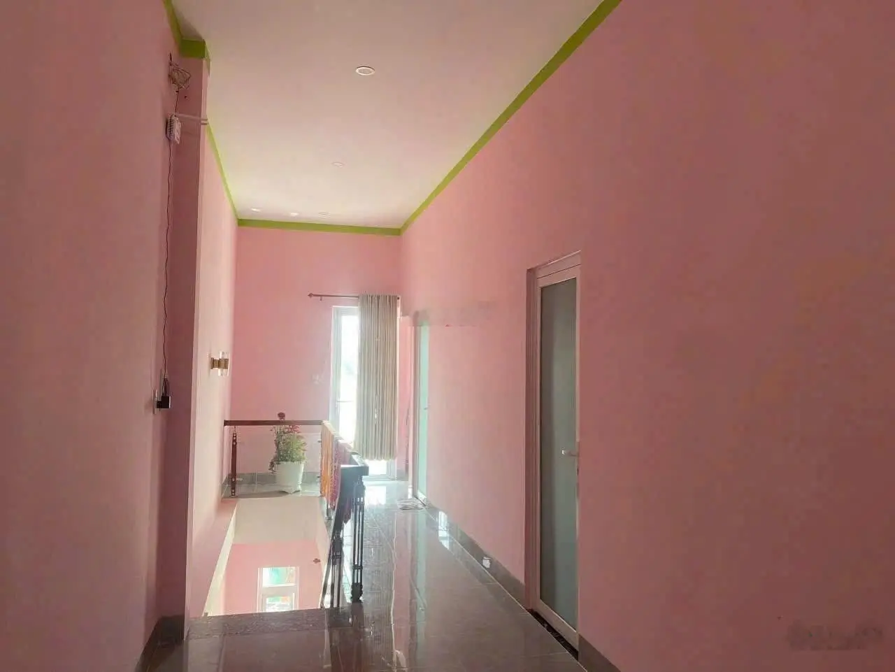Bán nhà 1 trệt 1 lầu (DT: 65m2) sổ riêng thổ cư 100% đường oto. Ngay UBND Tân Vạn. Giá chỉ 2,550 tỷ