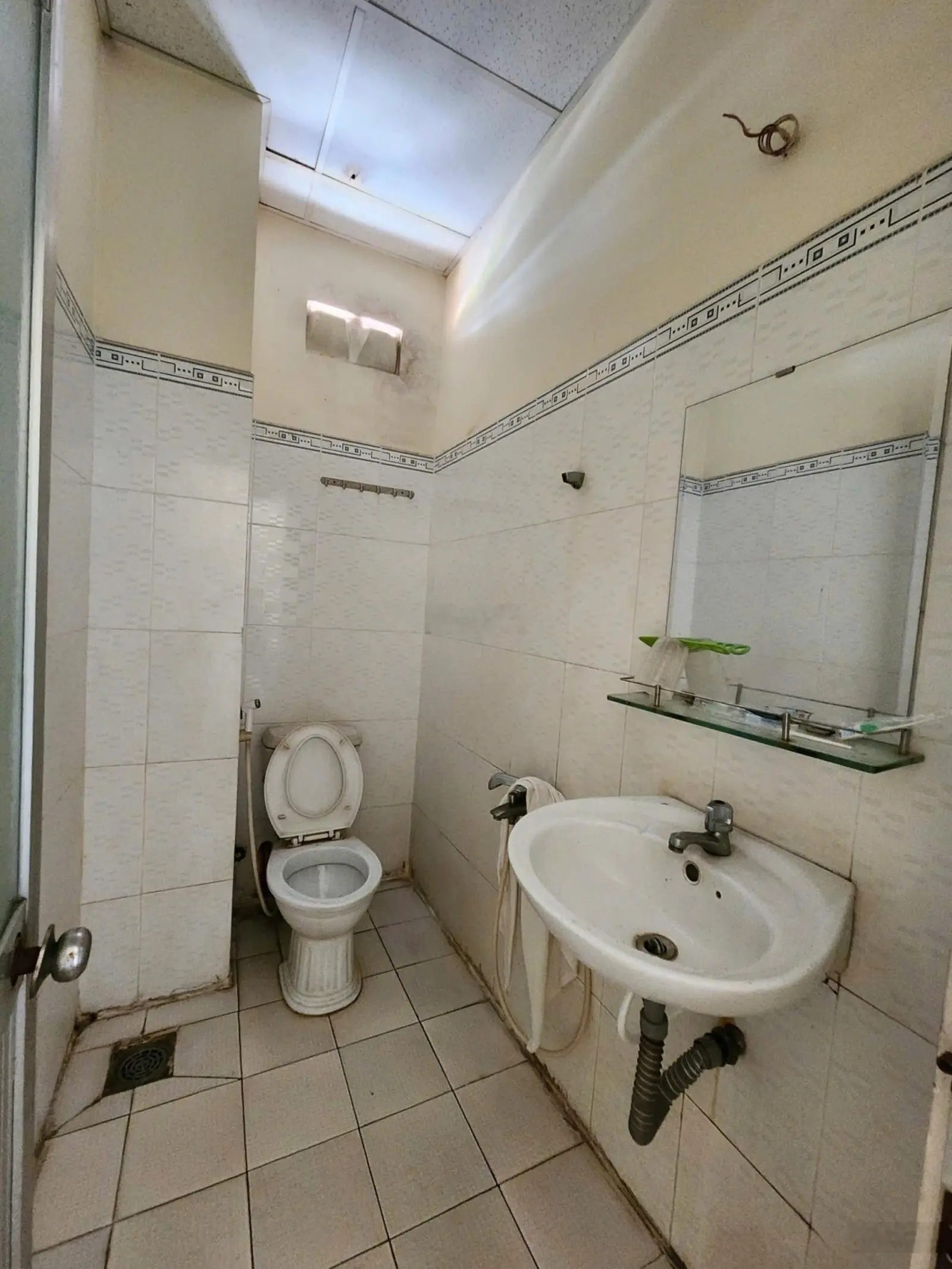 Bán khách sạn 10x20m thu nhập 80 triệu/tháng ngay Vincom Dĩ An, P. Dĩ An