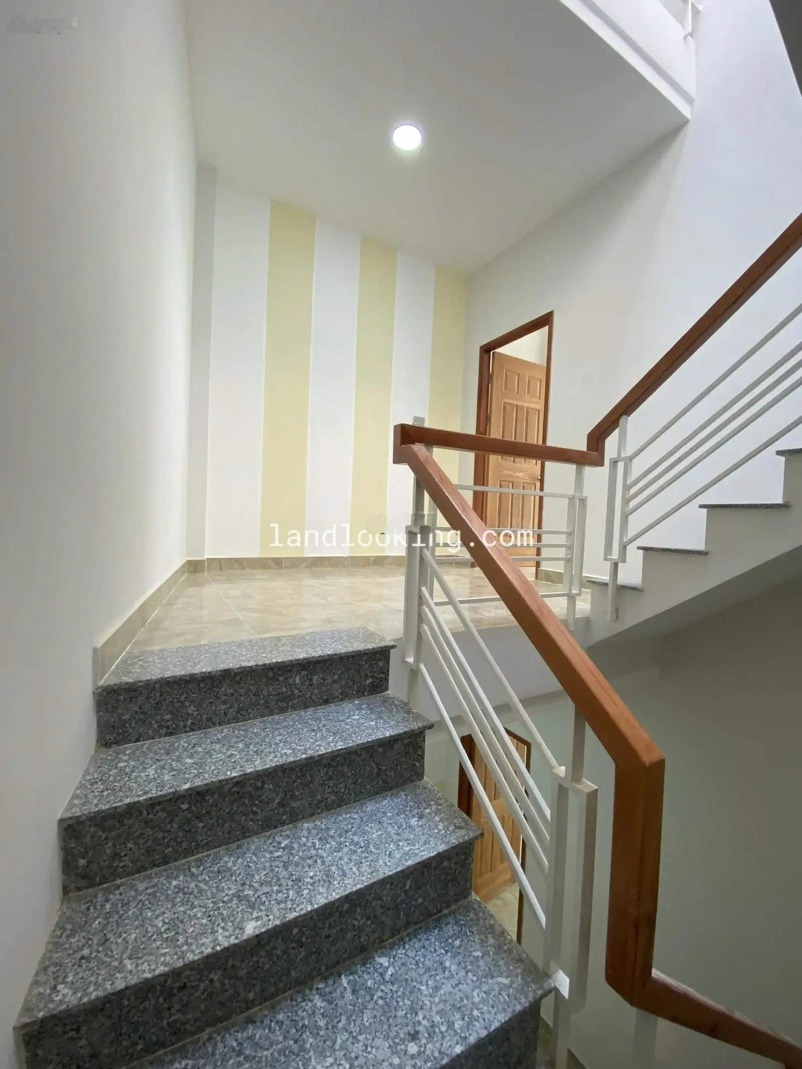 Giá hời nhà MT Đường Phan Văn Trị, Phường 2, Quận 5 DT 4.2x10m 1 trệt 3 lầu, Giá 2 Tỷ250, SHR